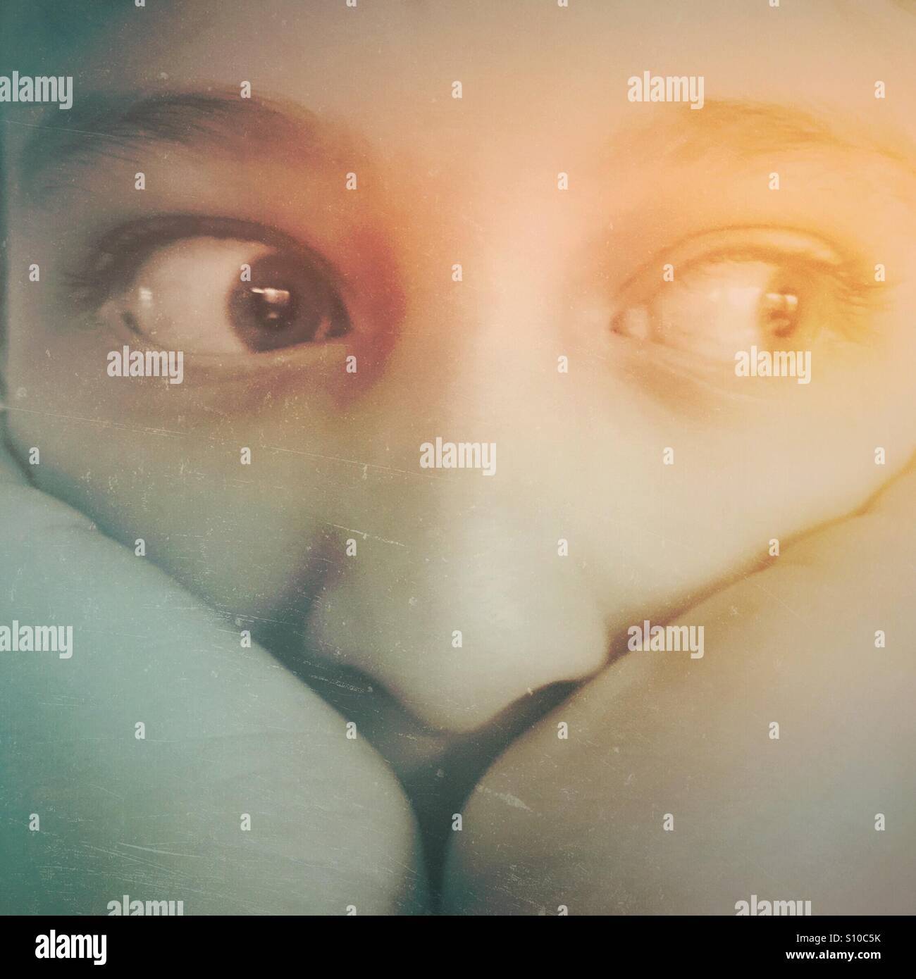 Bambino ansioso - Immagine stock catturata con smartphone