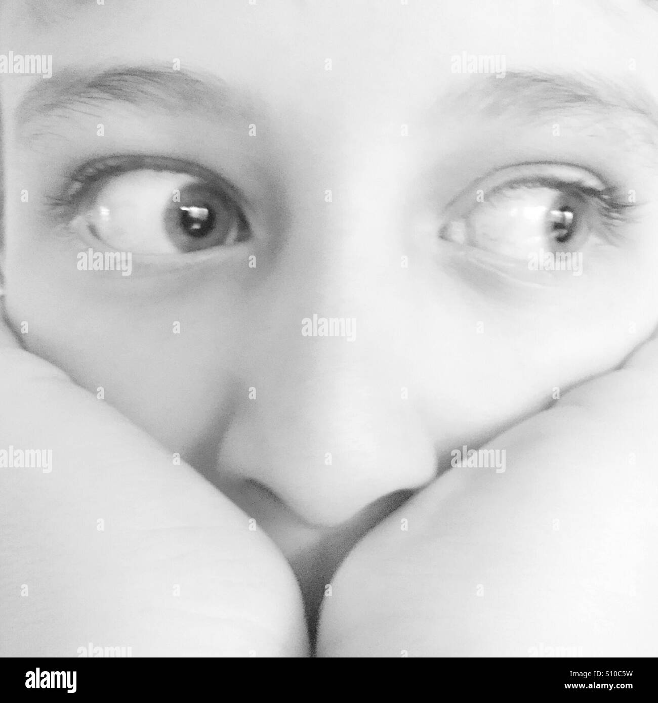 Bambino ansioso - Immagine stock catturata con smartphone