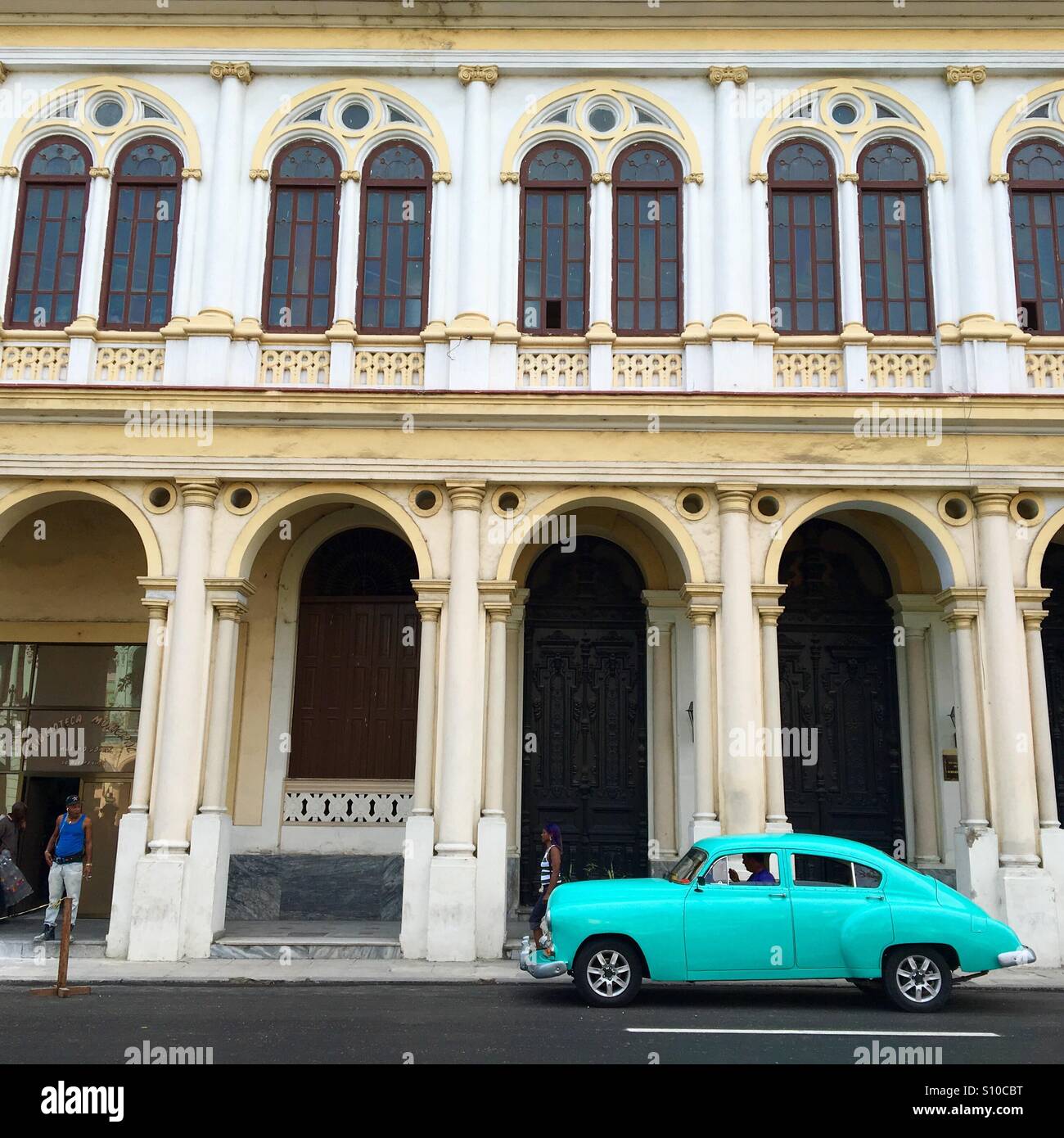 Havana centrale con la vecchia vettura americana Foto Stock