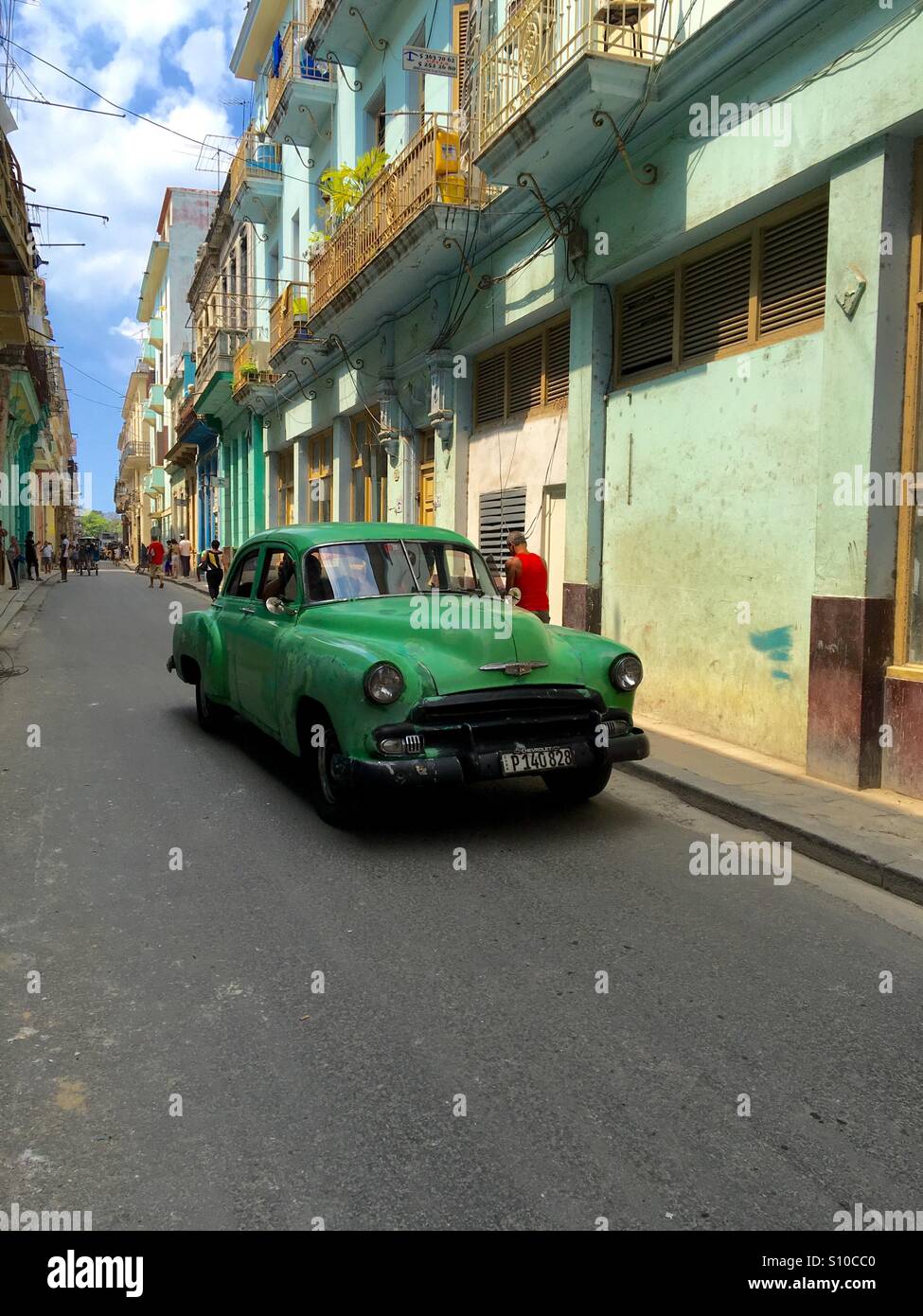 L'Avana scena di strada con la vecchia vettura americana Foto Stock