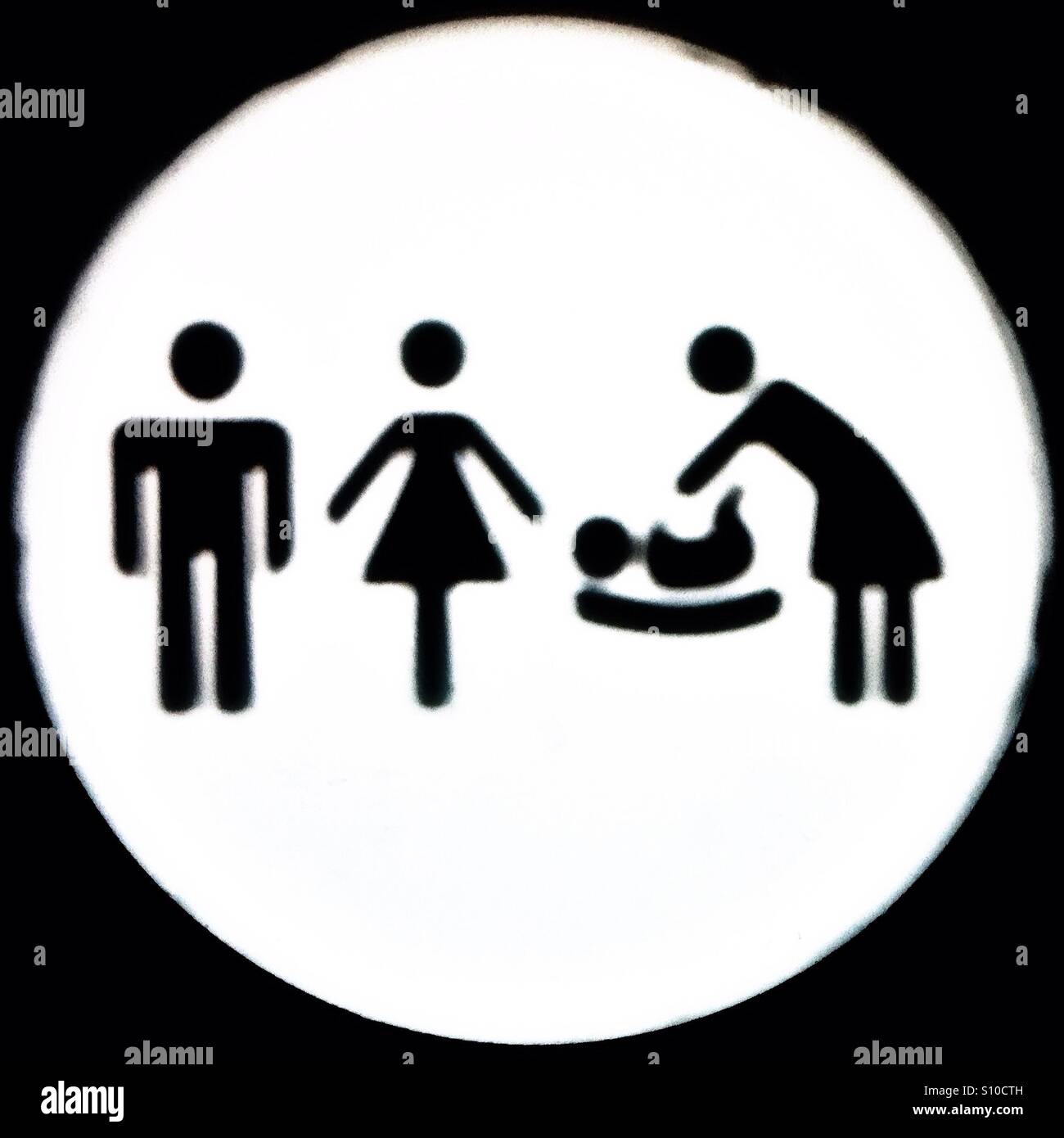 Simboli per uomo donna e bambino cambia sul round wc finestra. - Immagine stock catturata con smartphone