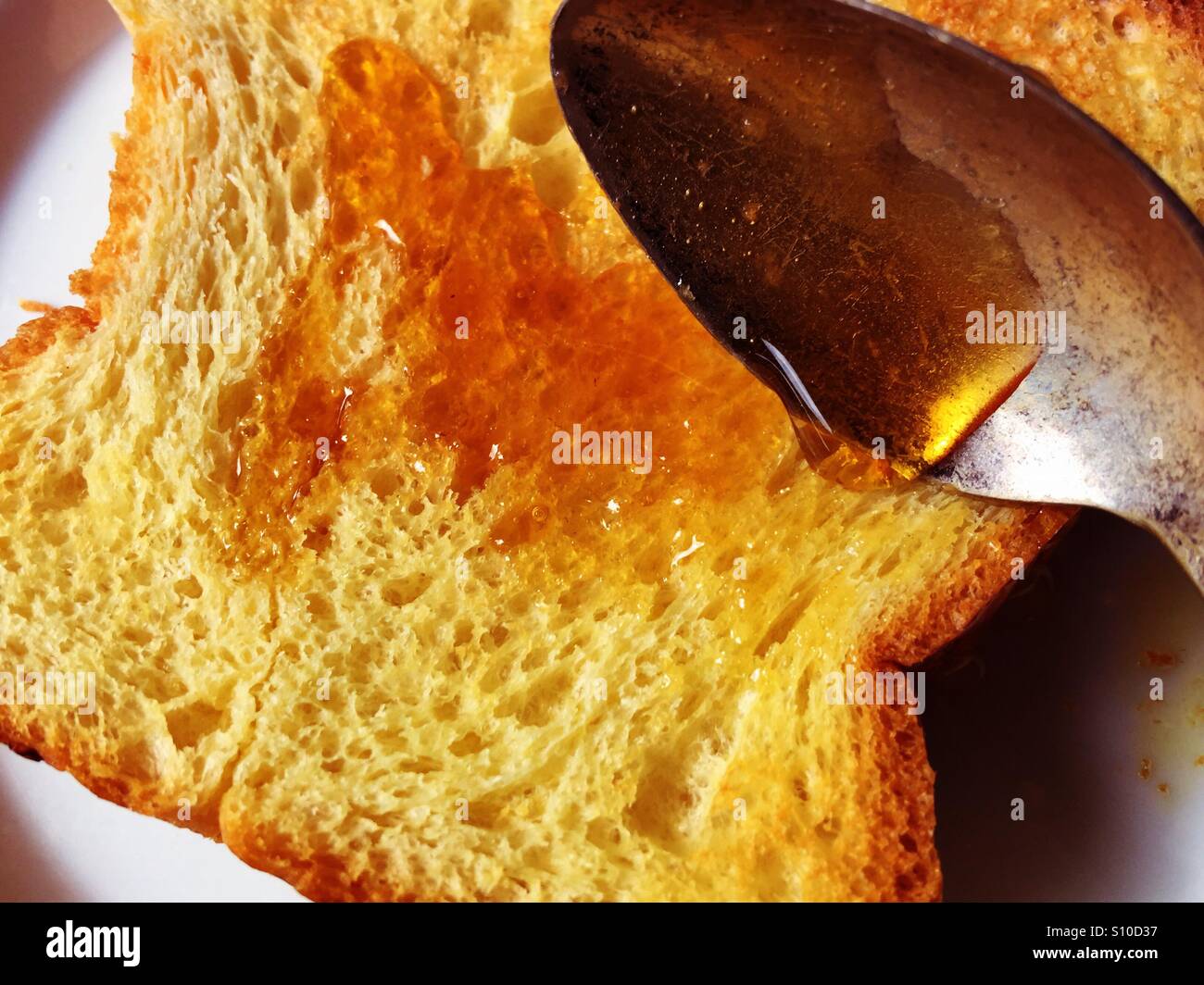 Pane tostato con 1 cucchiaio di miele - Immagine stock catturata con smartphone