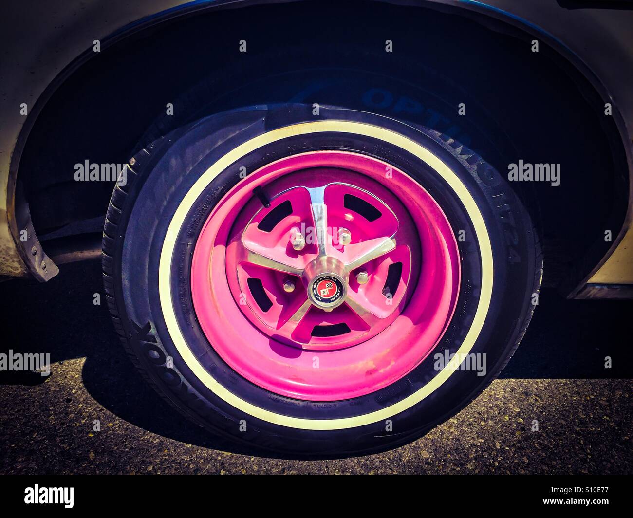 Classic Car Pontiac Grand Prix ruota - Immagine stock catturata con smartphone