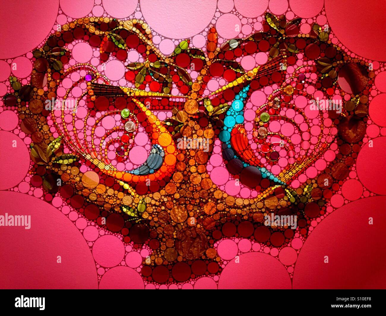 Una illustrazione digitale dotato di due coloratissimi uccelli con becchi lunghi intrecciati in una forma di cuore su un brillante sfondo rosa. - Immagine stock catturata con smartphone