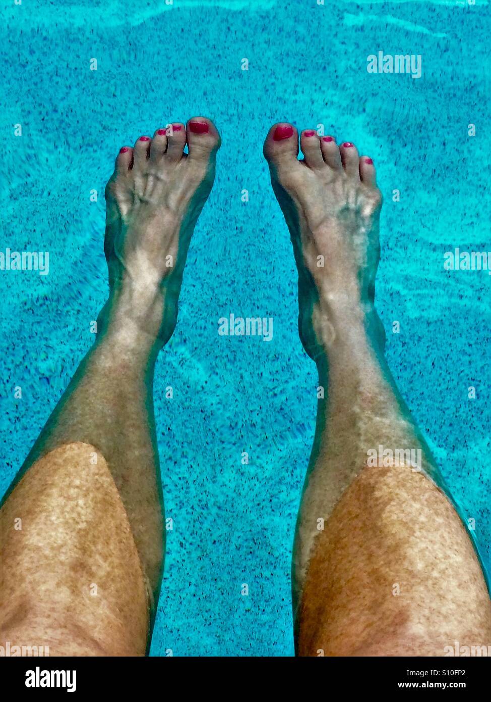 Gambe in piscina - Immagine stock catturata con smartphone