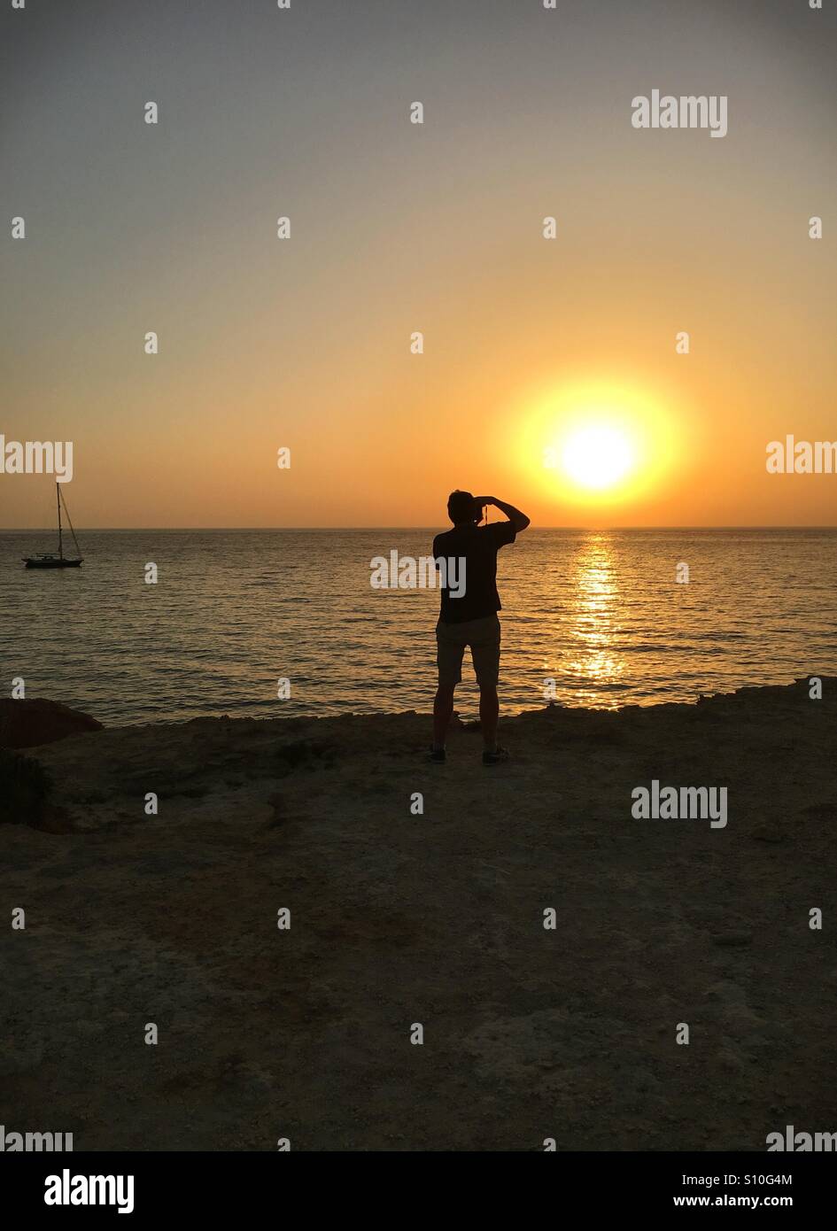 Silhouette di uomo prendendo tramonto foto da Formentera Ibiza - Immagine stock catturata con smartphone