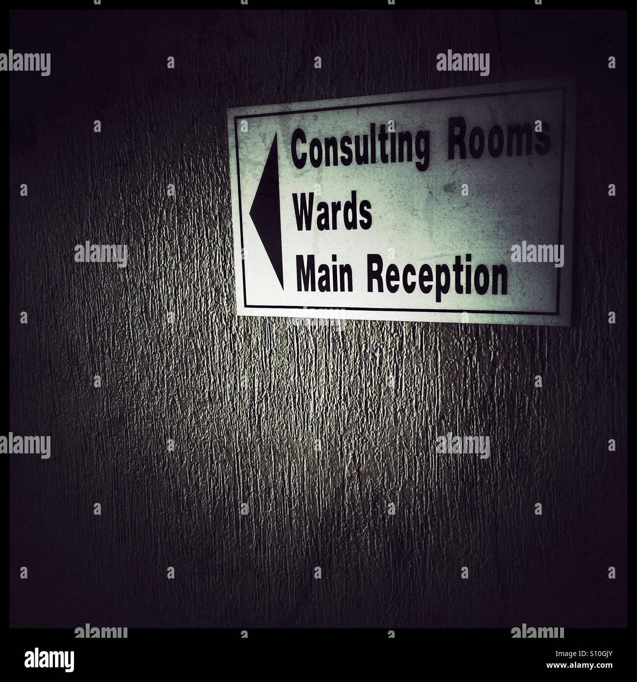 Segno al di fuori dell'ospedale. - Immagine stock catturata con smartphone