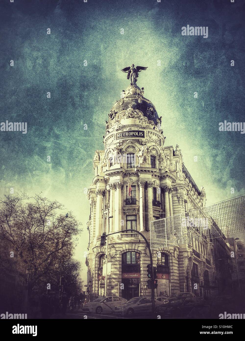 Il Metropolis Building a Madrid, Spagna - Immagine stock catturata con smartphone