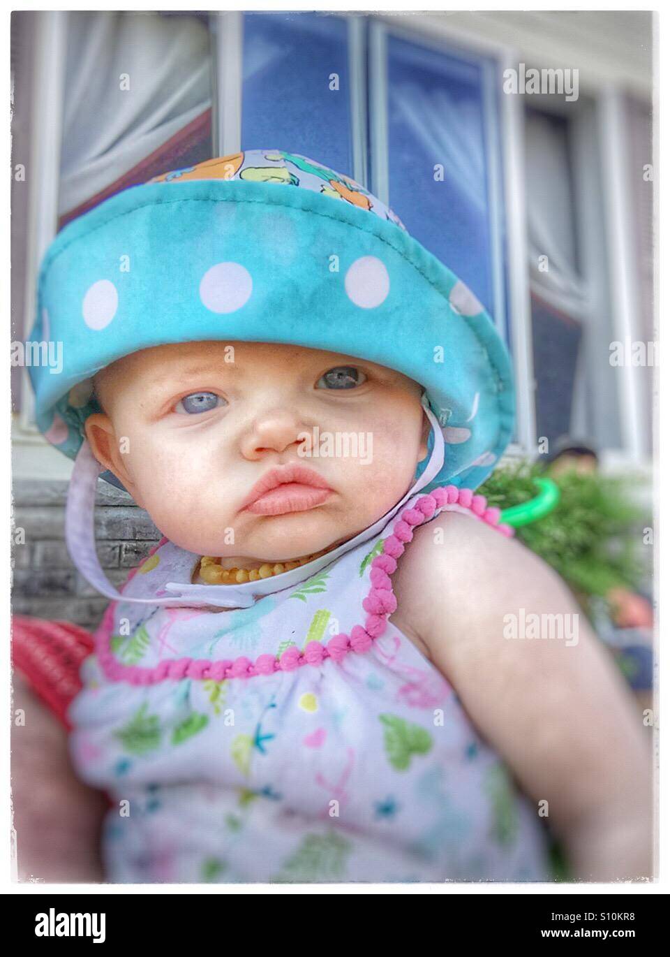 Bambina indossa una polka dot hat Foto Stock