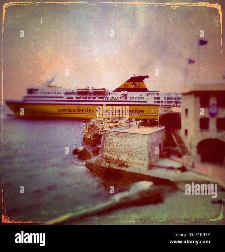 Traghetto per trasporto auto e passeggeri lascia il porto di Nizza per la Corsica - Immagine stock catturata con smartphone