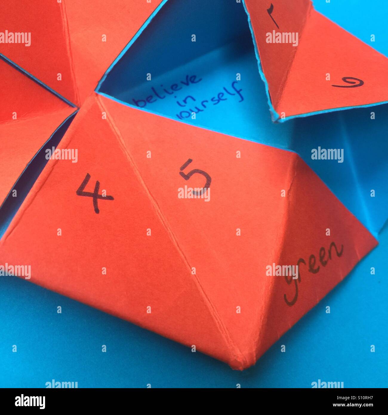 Scartato origami fortune gioco dice che credere in te stesso Foto Stock