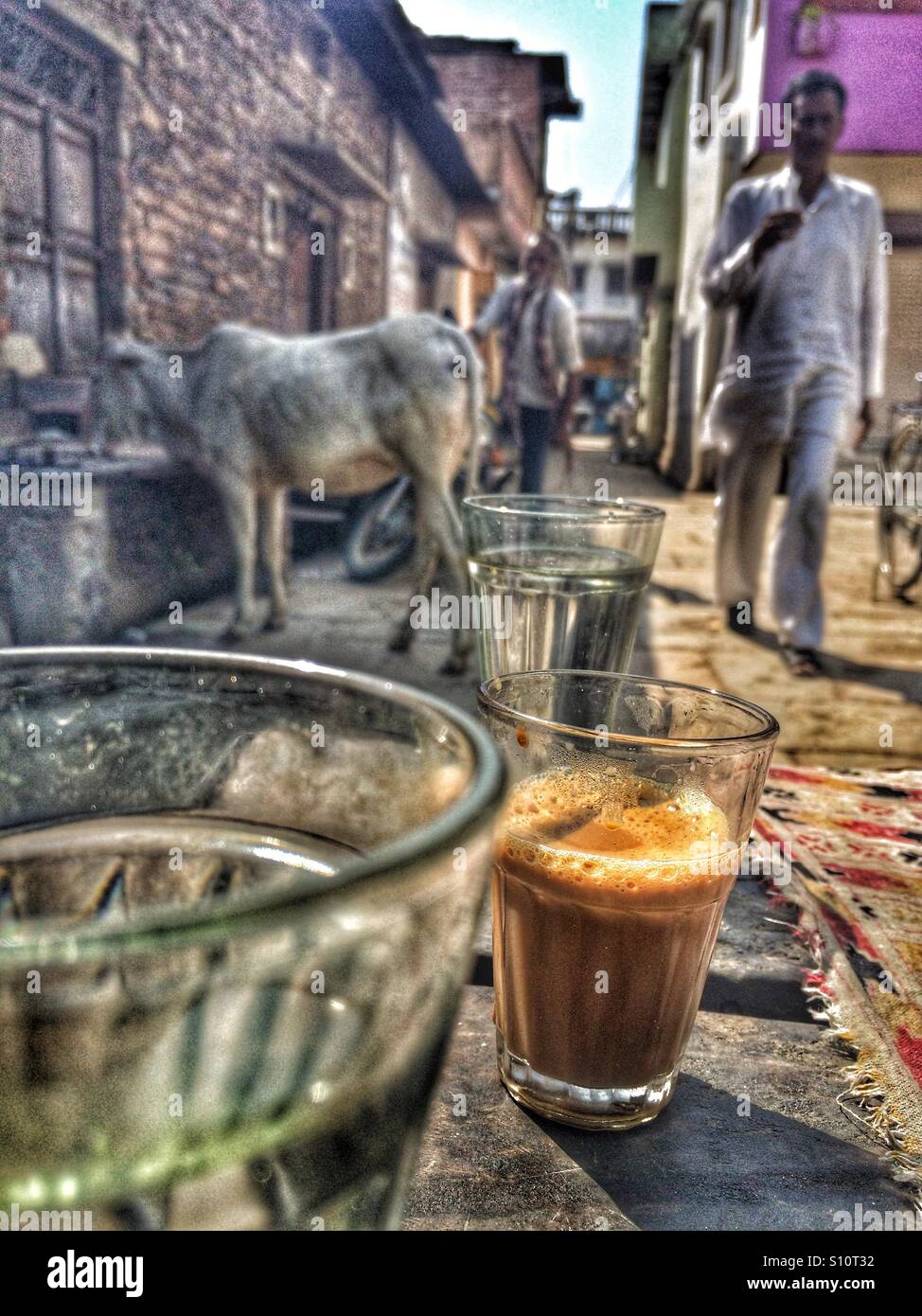 Un taglio chai, tè in India rurale Foto Stock