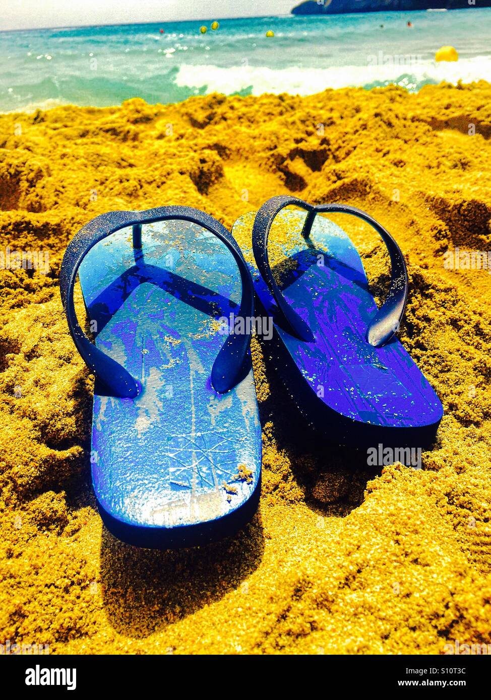 Il flip flop su una bella spiaggia di sabbia Foto Stock