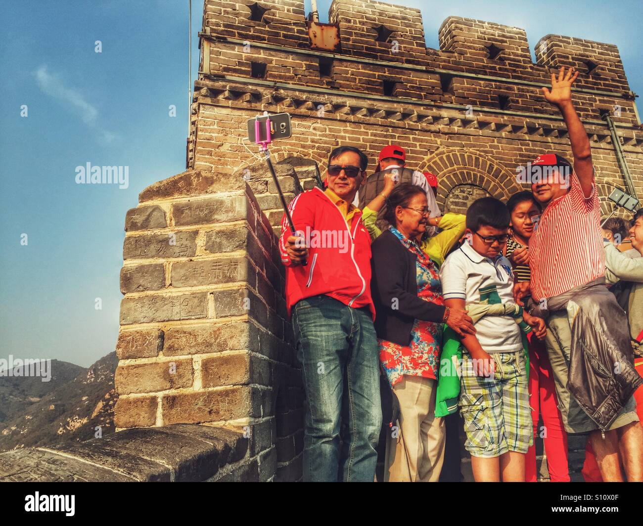 I turisti cinesi prendendo un selfie sulla Grande Muraglia della Cina Foto Stock