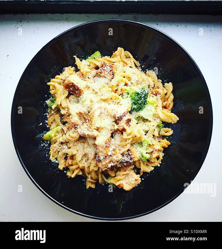 Tutta la pasta di grano con pollo alla griglia e broccoli cotti al vapore e di parmigiano grattugiato Foto Stock