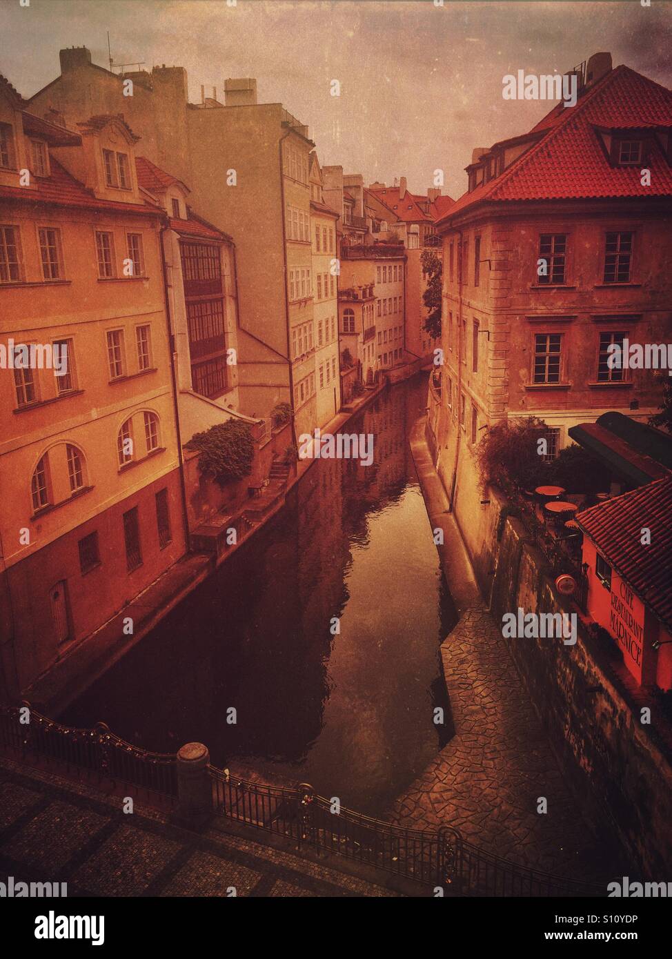 Canal a Praga Repubblica Ceca - Immagine stock catturata con smartphone