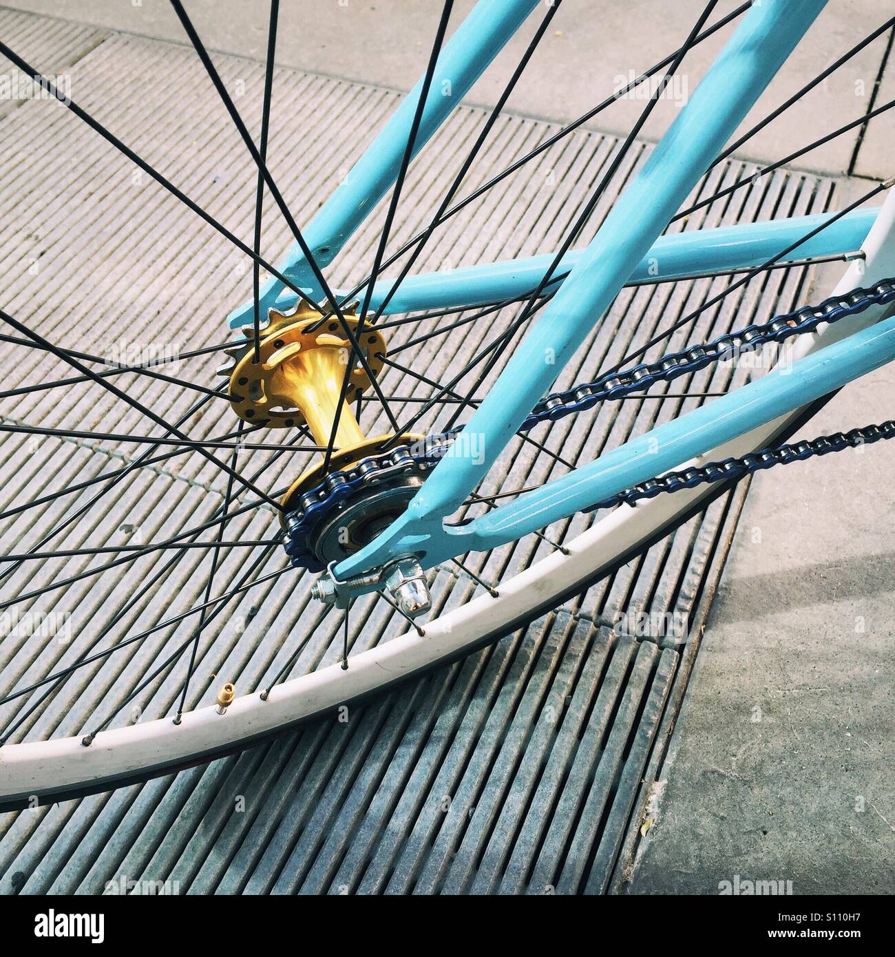 Una inquadratura ravvicinata della ruota posteriore di un ingranaggio fisso bicicletta. Foto Stock