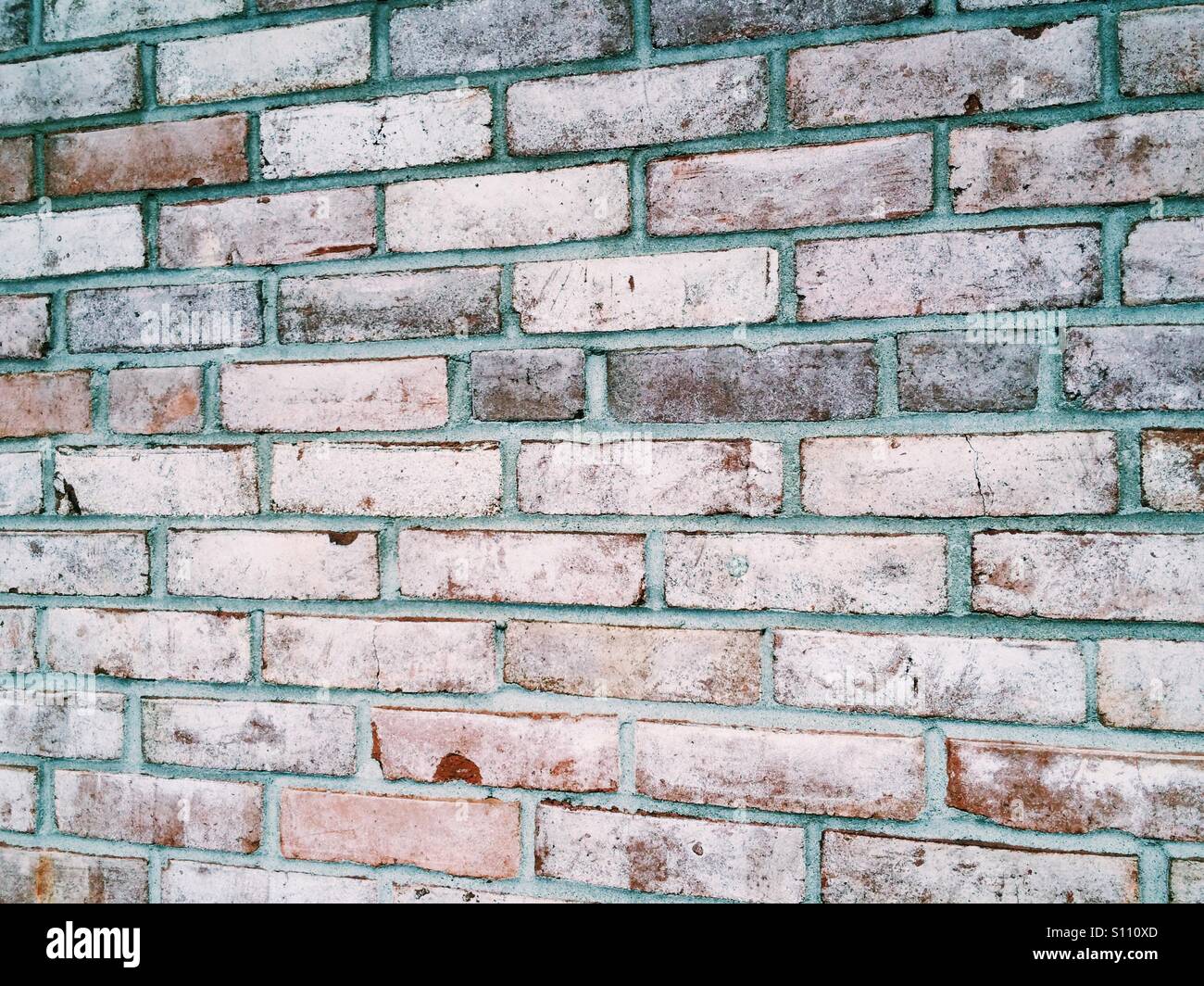 Un vecchio muro di mattoni. Foto Stock