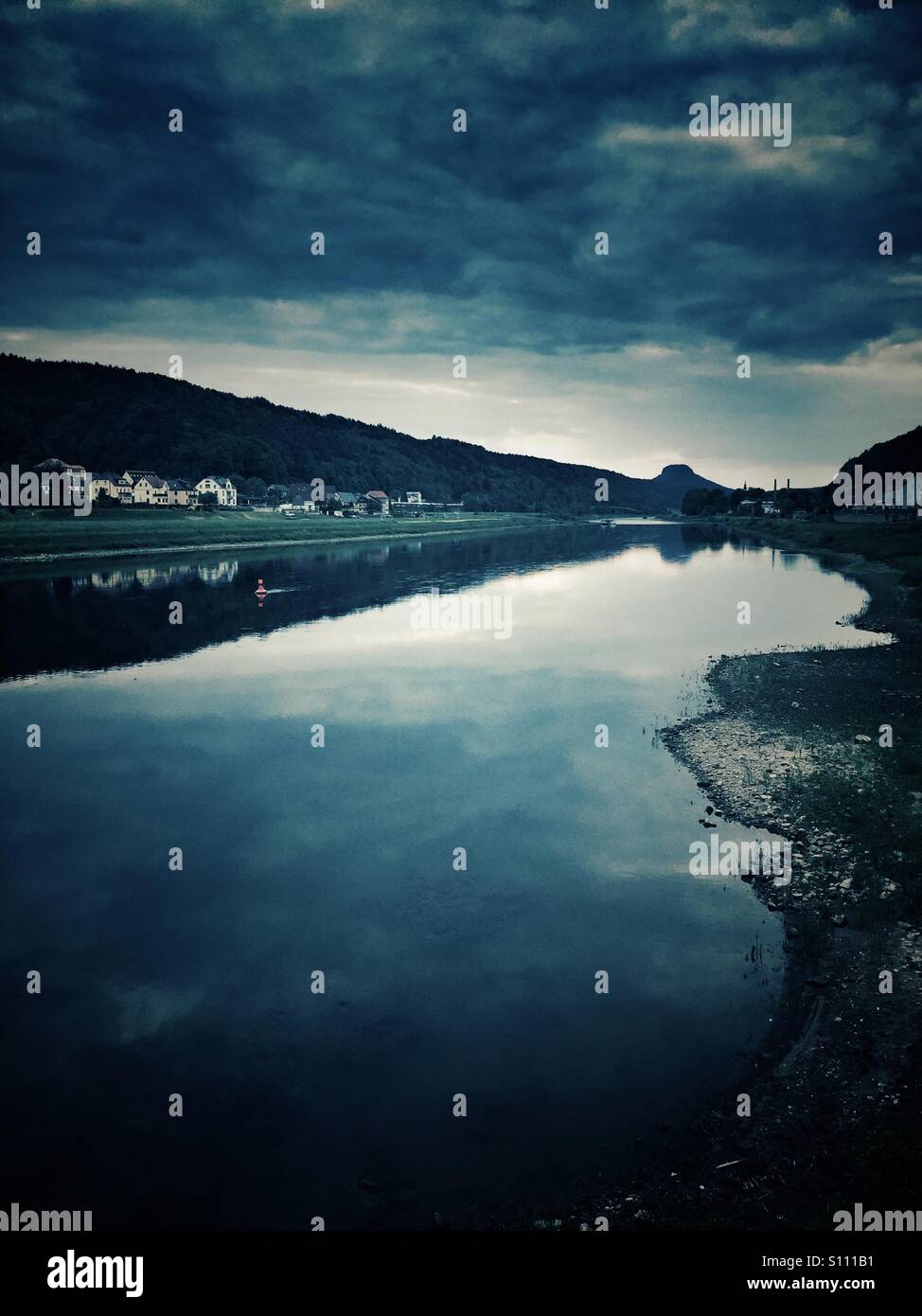 Fiume Elba Svizzera Sassone Bad Schandau Germania - Immagine stock catturata con smartphone
