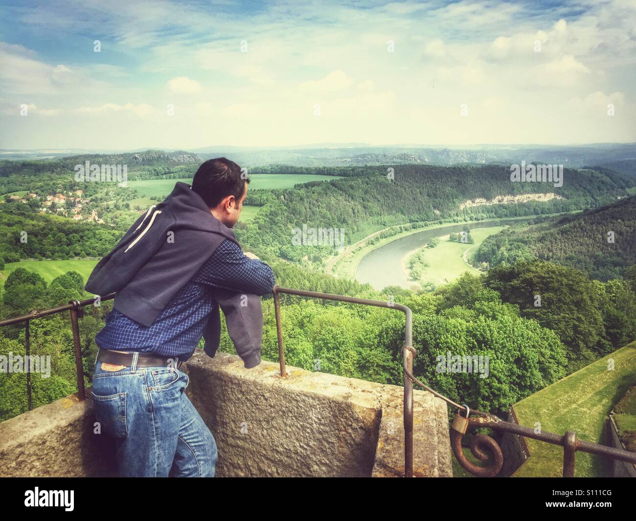 Uomo sulla cima della montagna guardando il fiume Elba - Immagine stock catturata con smartphone Uomo sulla cima della montagna guardando il fiume Elba - Immagine stock catturata con smartphone