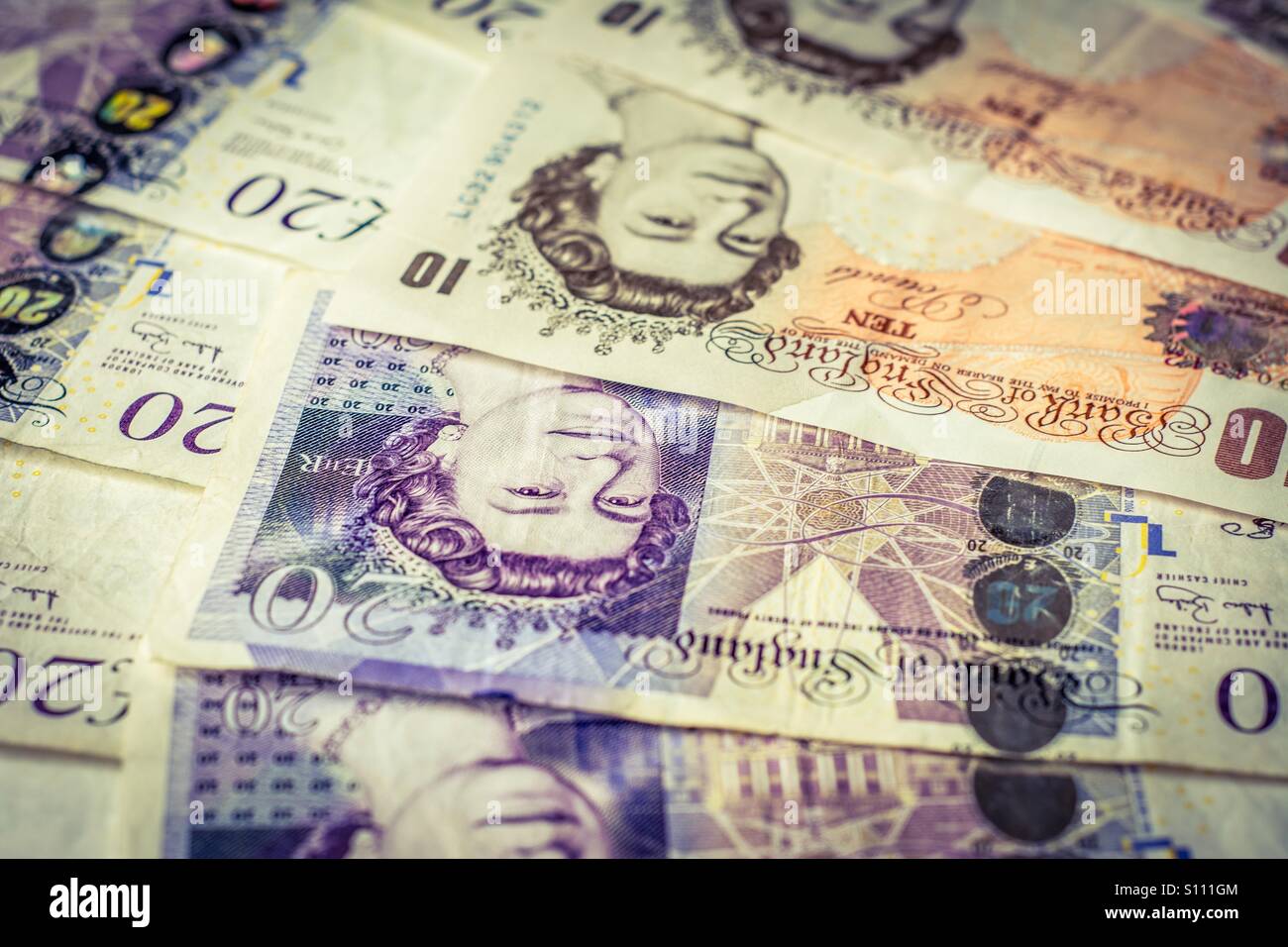 La moneta inglese banconote, filtro a caldo - Immagine stock catturata con smartphone
