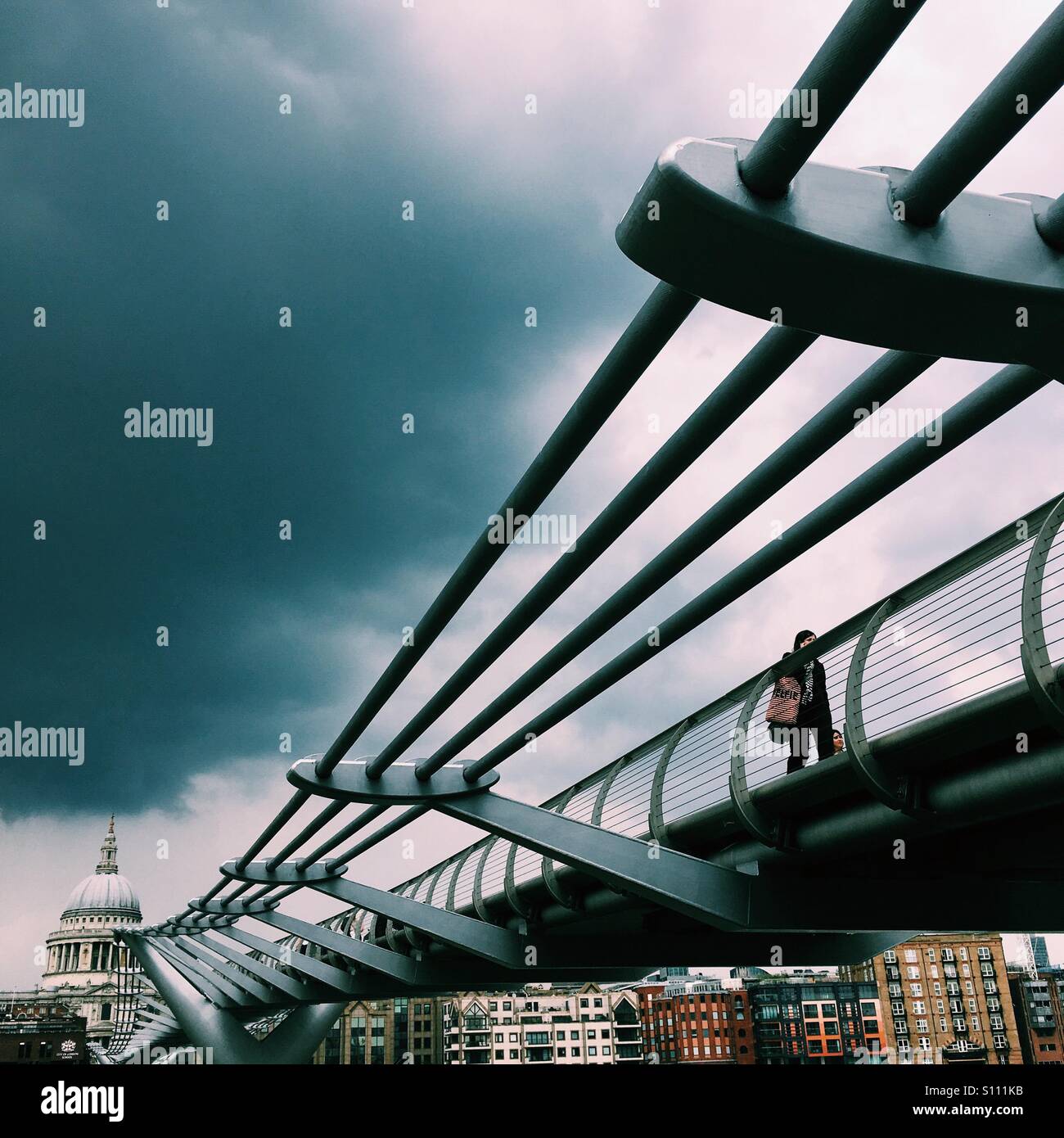 London Millennium Bridge e San Paolo su un grigio nuvoloso giorno di estate a Londra - Immagine stock catturata con smartphone
