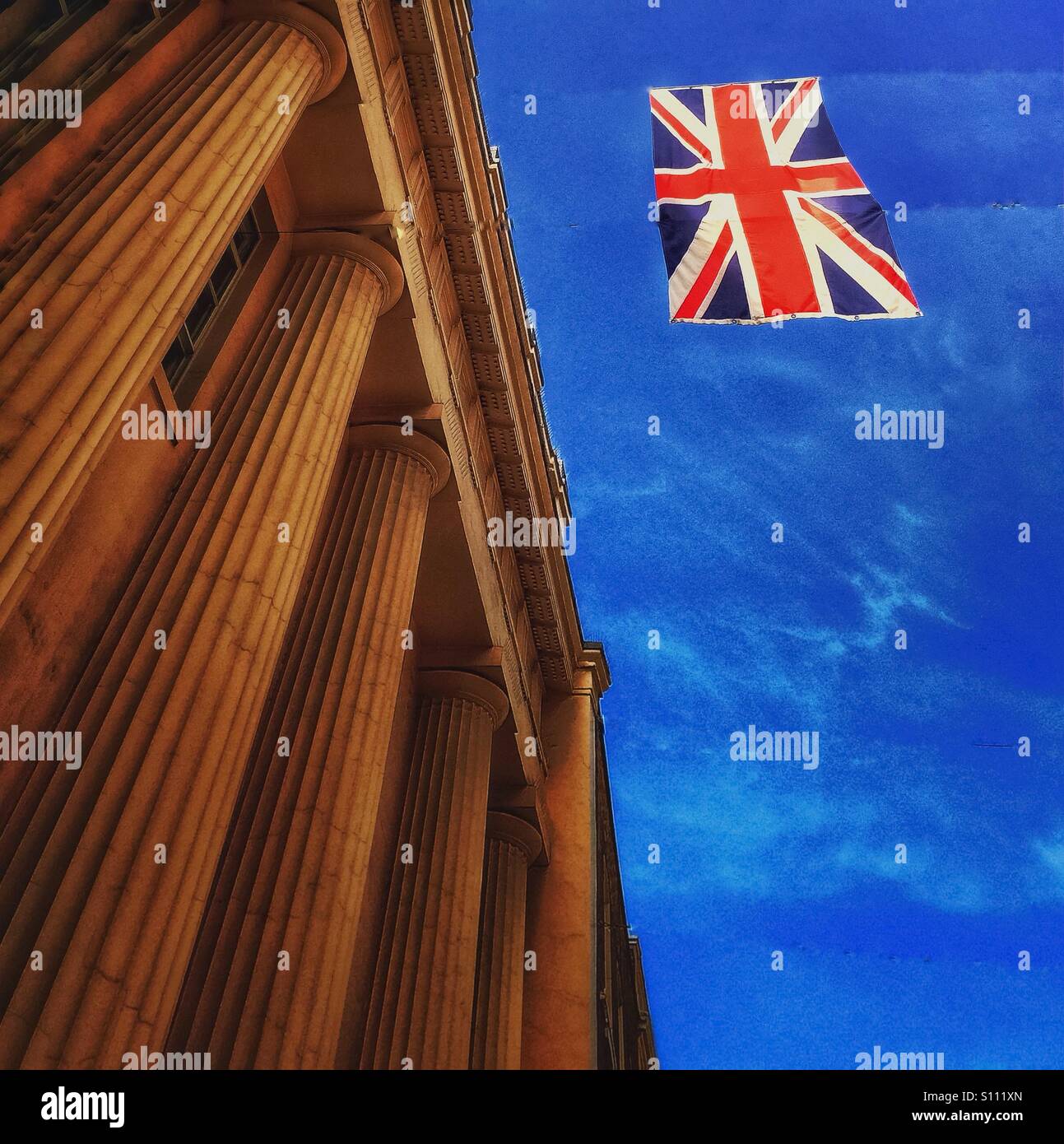 Union Jack flag in Knightsbridge di Londra. - Immagine stock catturata con smartphone