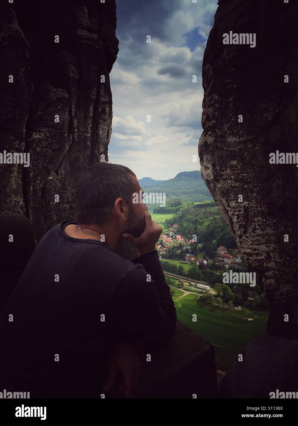 L uomo che si affaccia dal ponte Foto Stock
