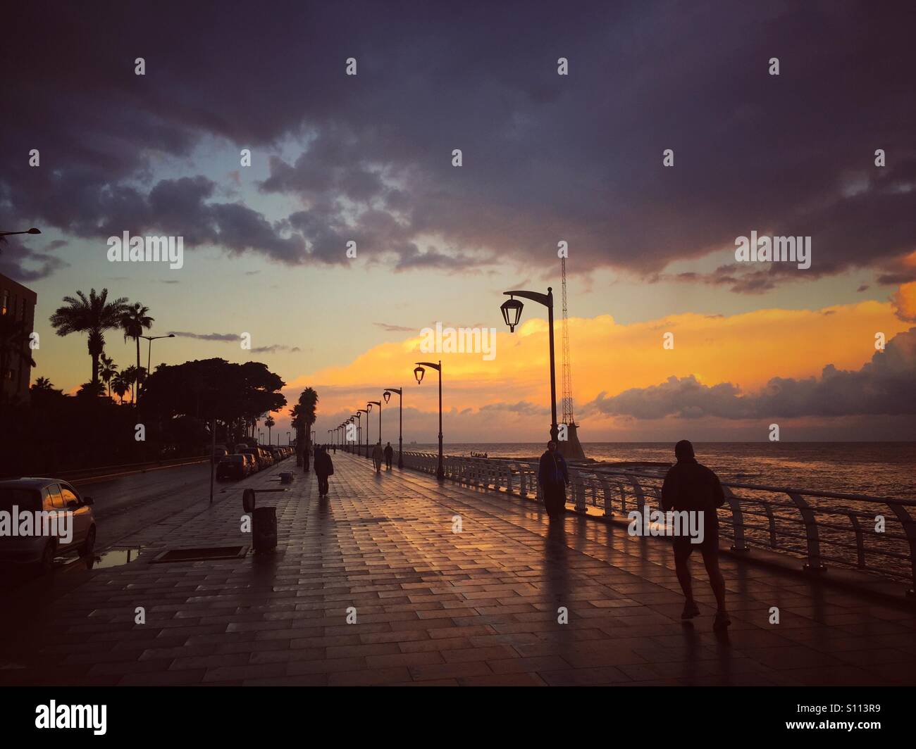 La gente che camminava sul lungomare Beirut Libano Foto Stock