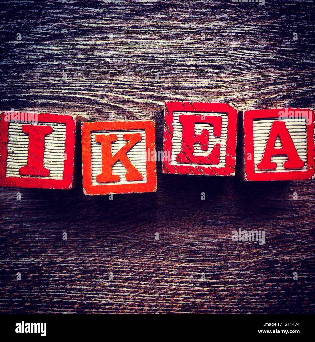 Nome IKEA fatto con i blocchi di legno alfabeto lettere Foto stock - Alamy