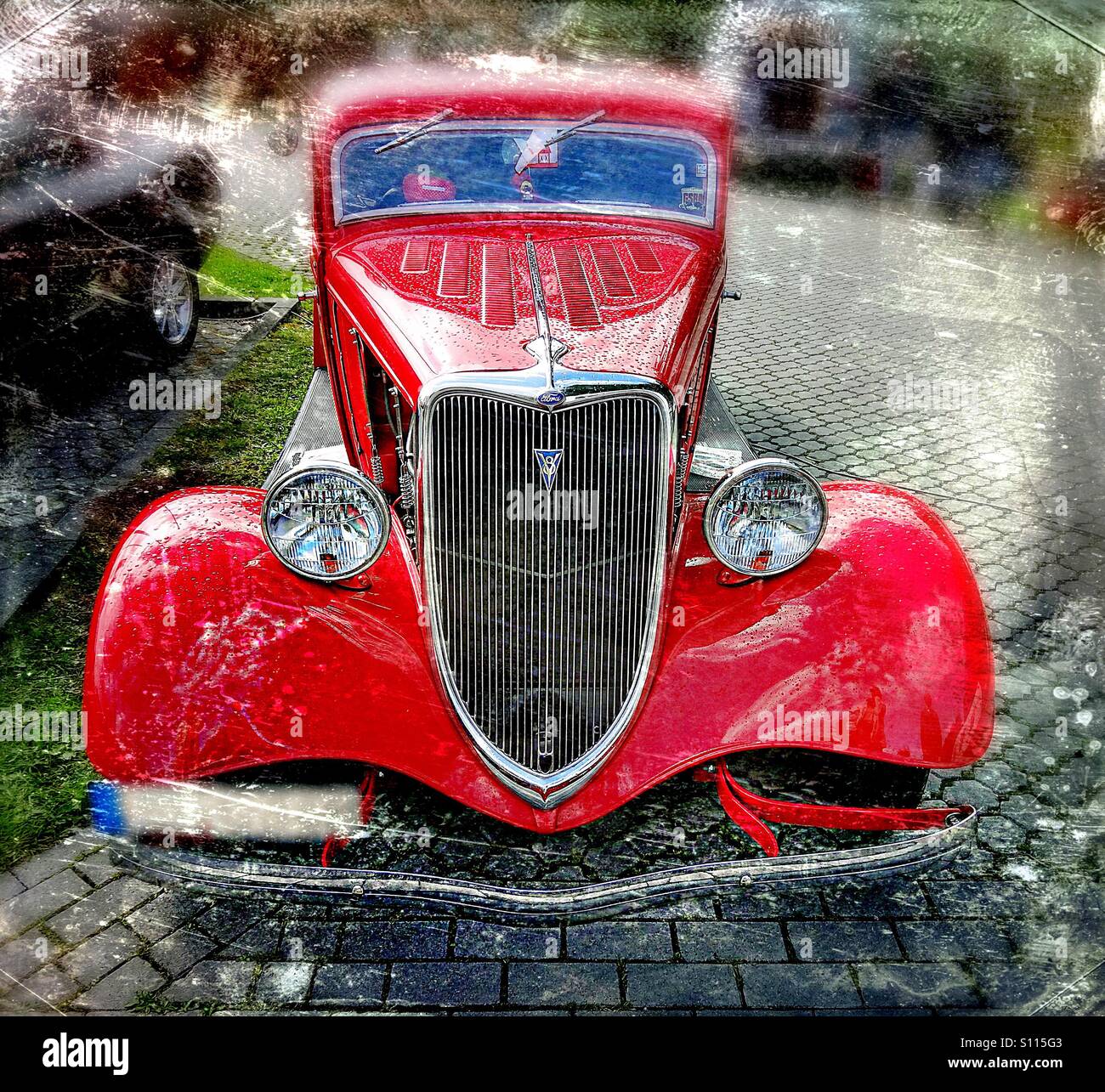 Oldtimer Ford Köln e più in rosso... - Immagine stock catturata con smartphone