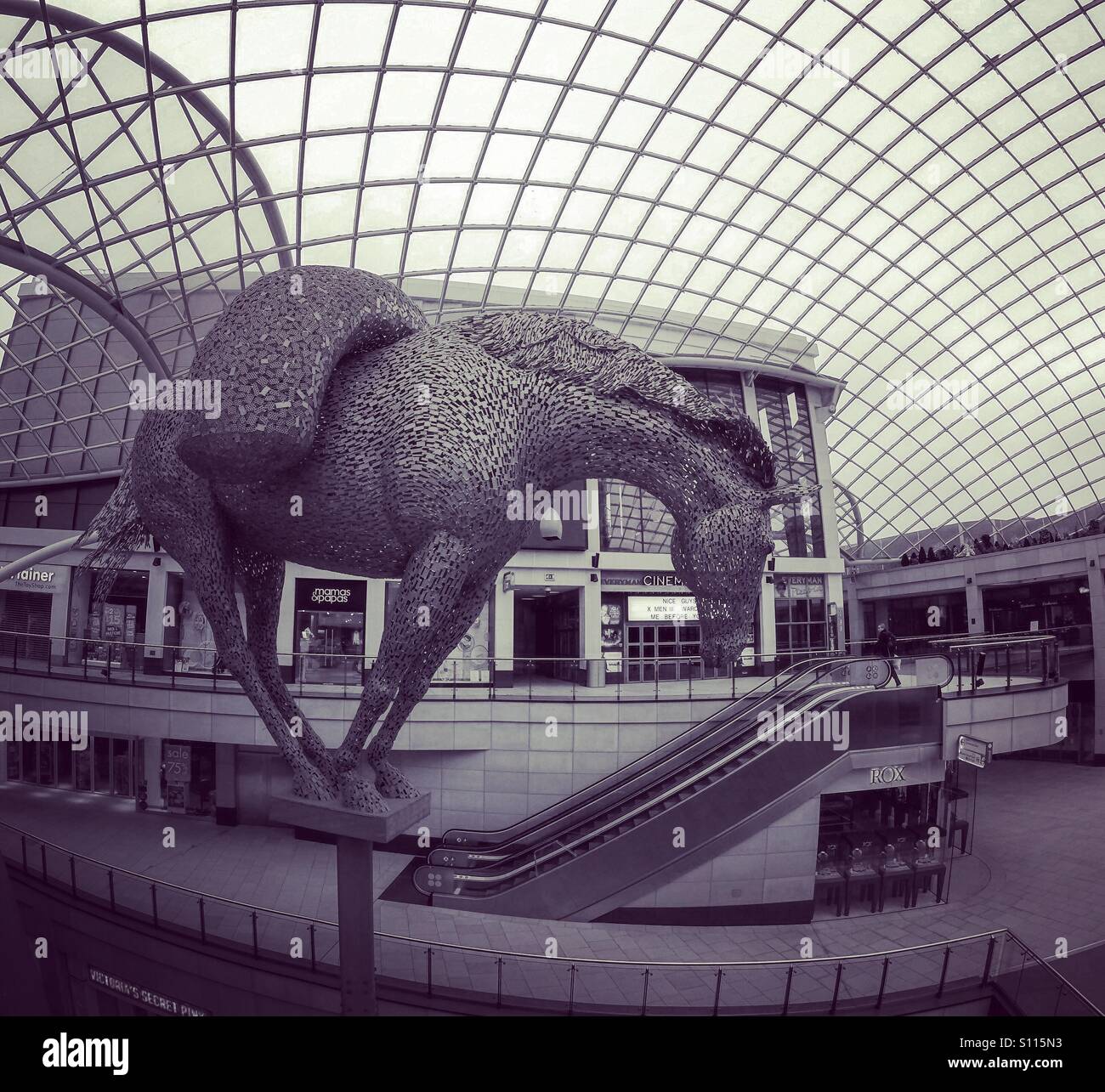 Trinità Shopping center a Leeds, West Yorkshire, Inghilterra. - Immagine stock catturata con smartphone