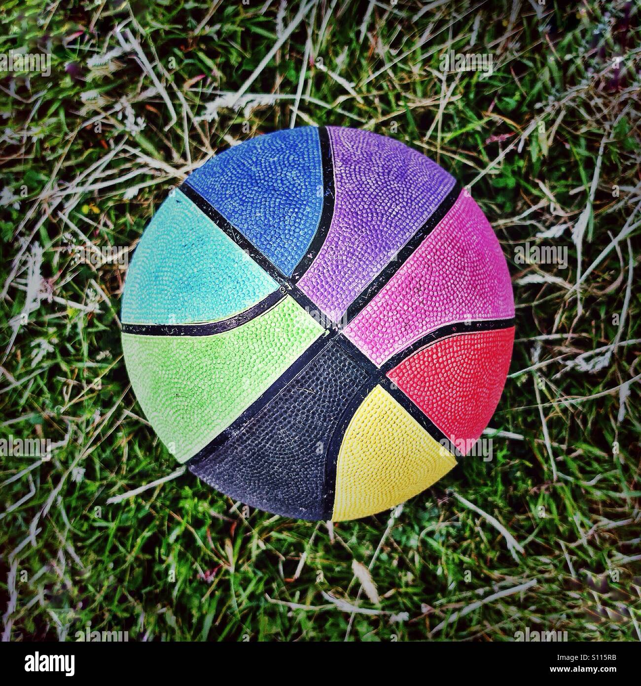 Il calcio nei colori dell'arcobaleno Foto Stock