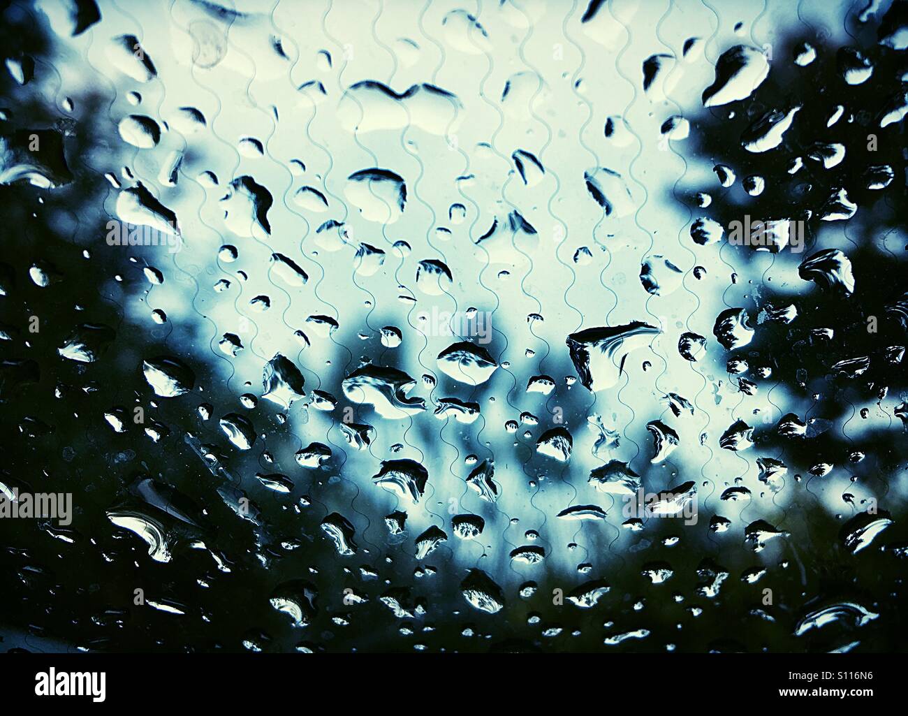 Close up di goccioline di acqua su un parabrezza - Immagine stock catturata con smartphone