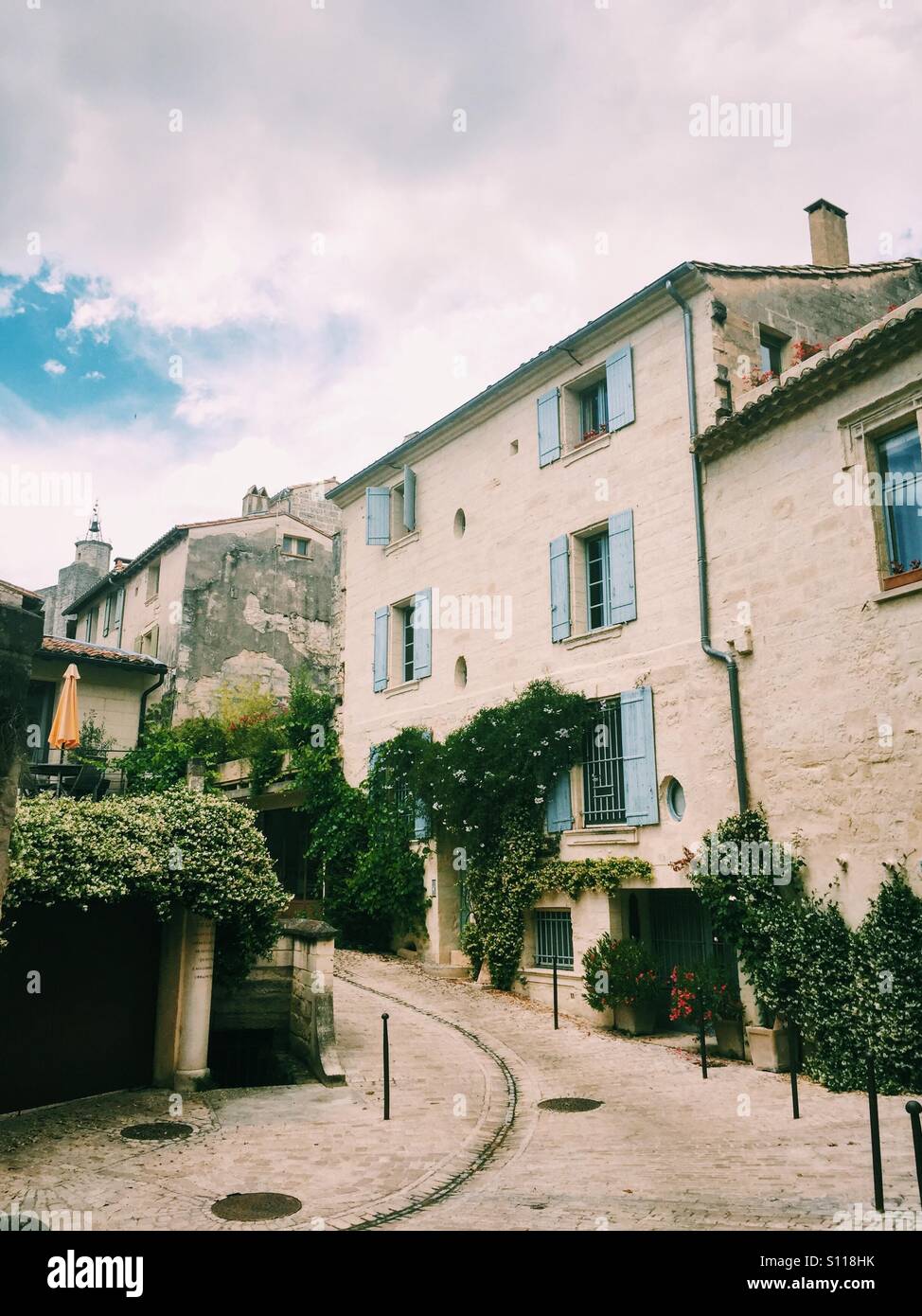 Tranquilla strada pedonale in Uzes, Gard, Languedoc, Francia Foto Stock