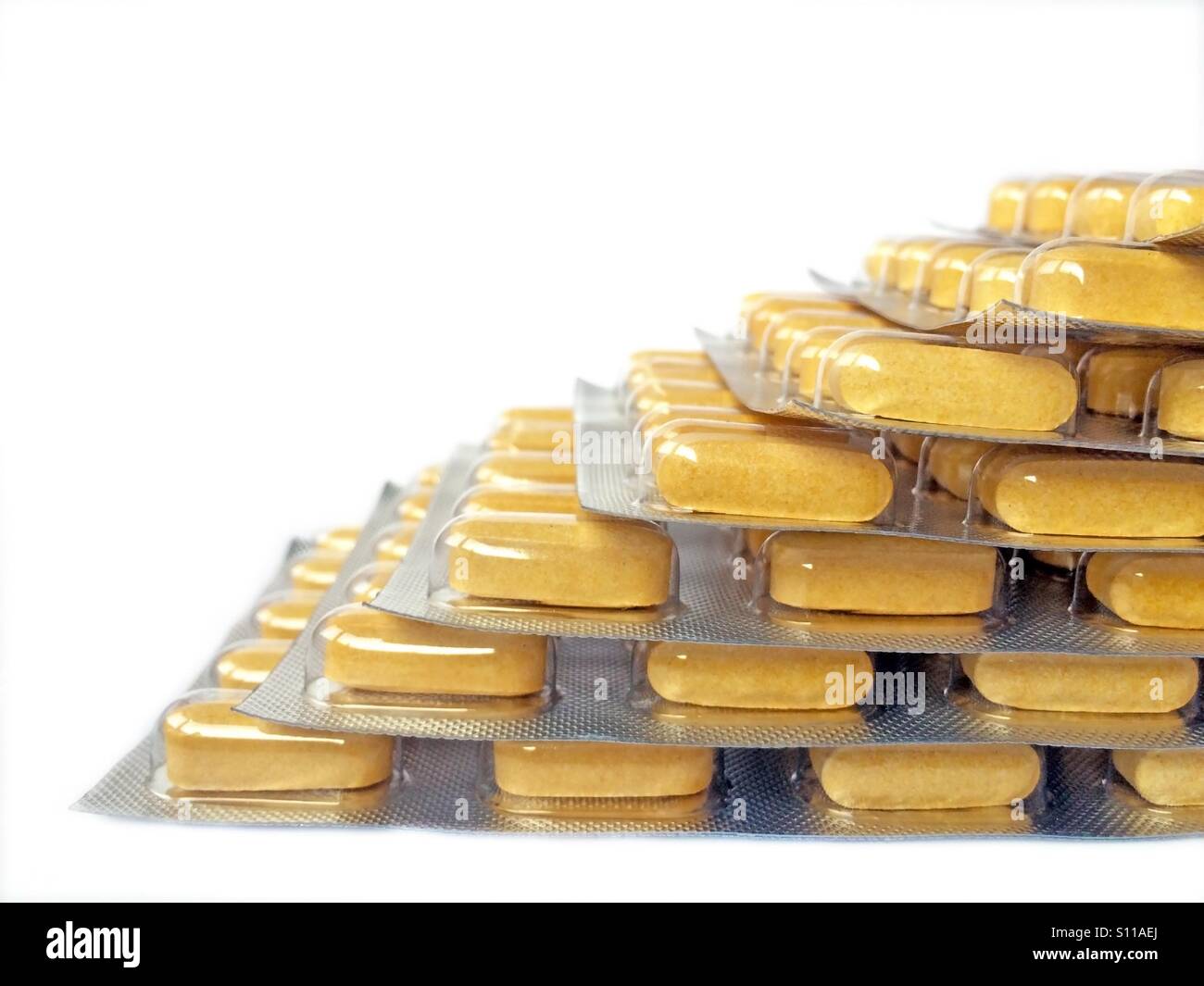 Pila blister di pillole gialle - Immagine stock catturata con smartphone