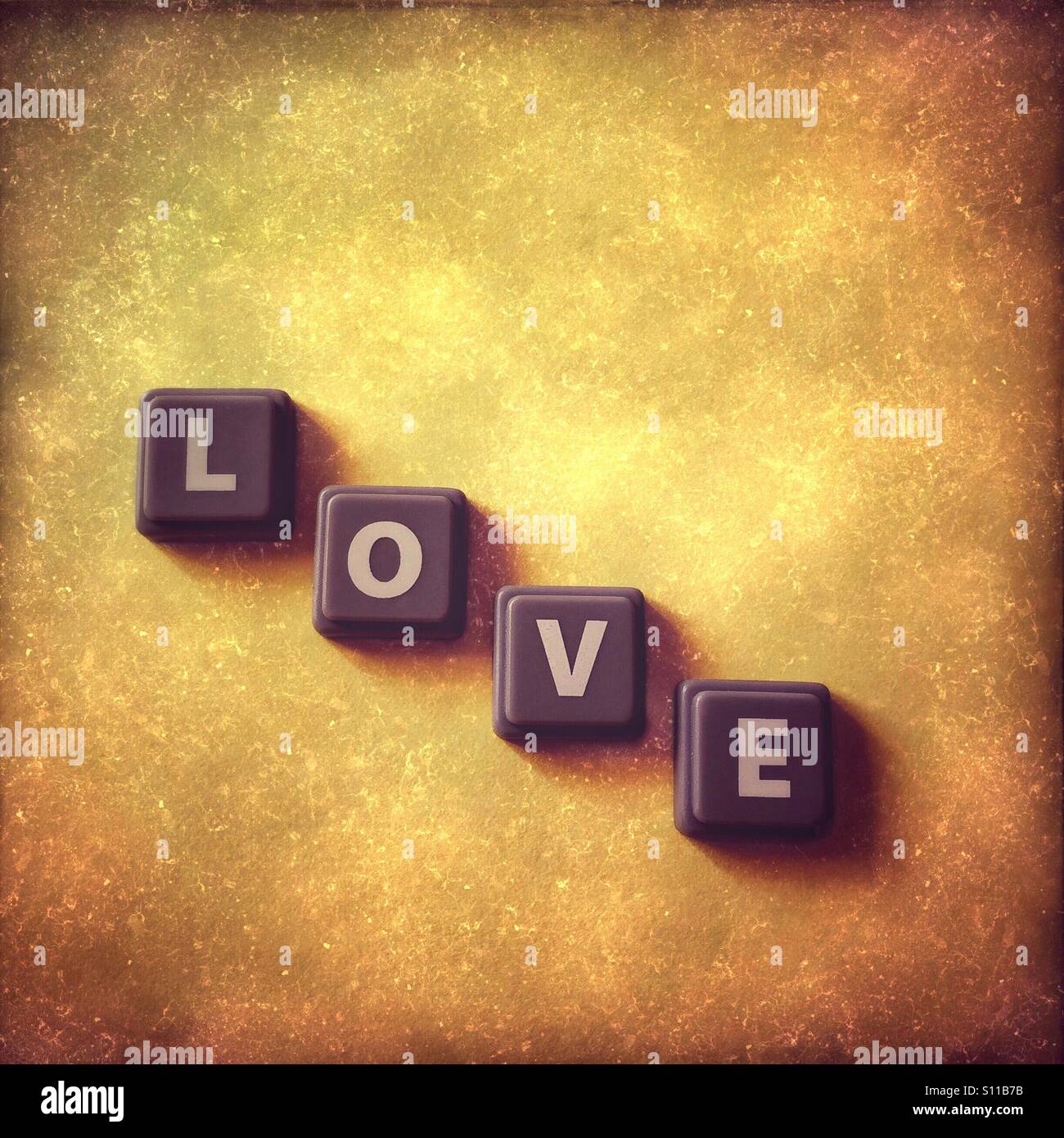 La parola amore su giallo grungy sfondo - Immagine stock catturata con smartphone