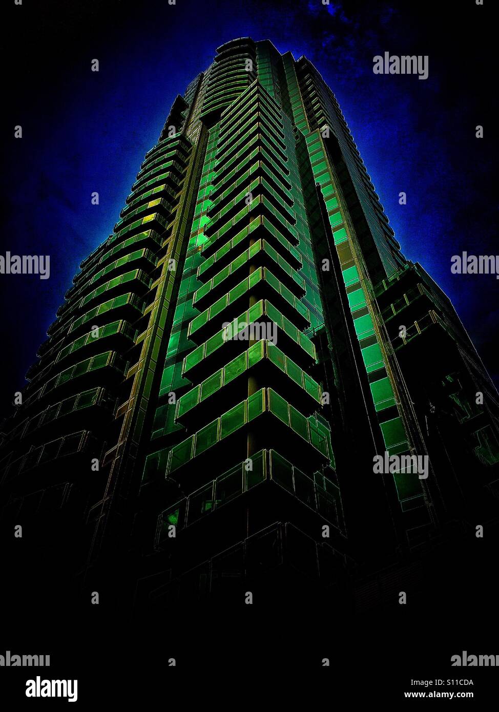 Alto edificio di condomini in Edmonton, Alberta, Canada - Immagine stock catturata con smartphone