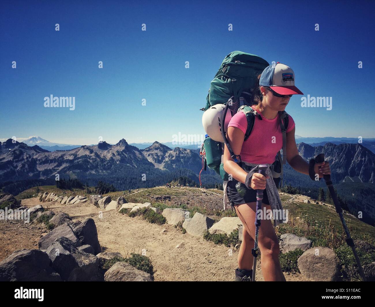 Giovane donna passeggiate su un sentiero a Mount Rainier National Park Foto Stock