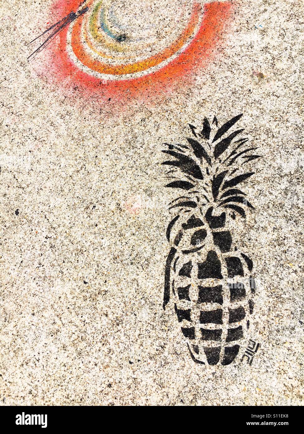 Ananas hand grenade marciapiede arte - Immagine stock catturata con smartphone