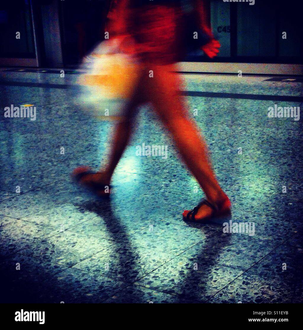 A piedi - Immagine stock catturata con smartphone