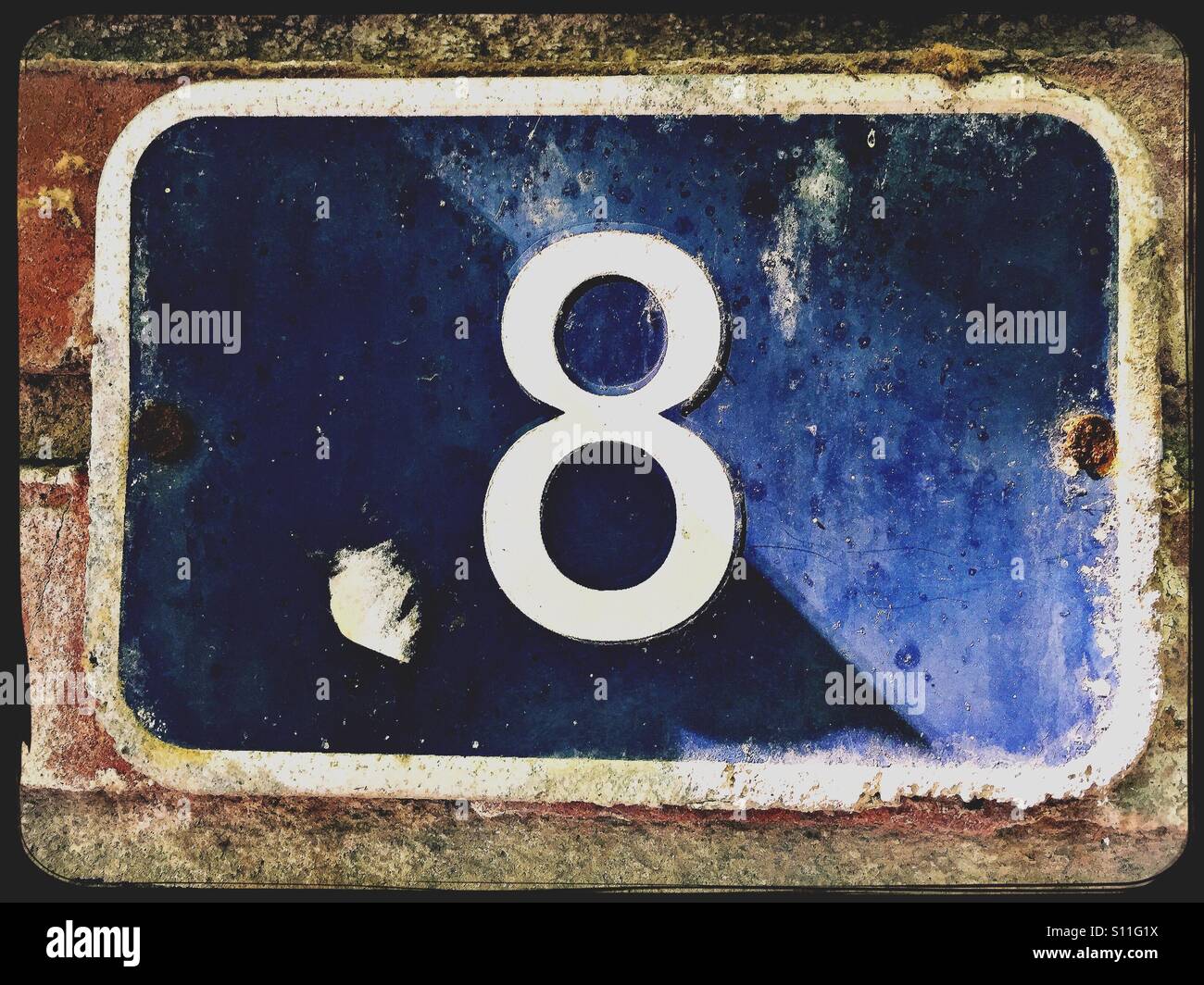 Il numero 8 in un blu della piastra in metallo Foto Stock