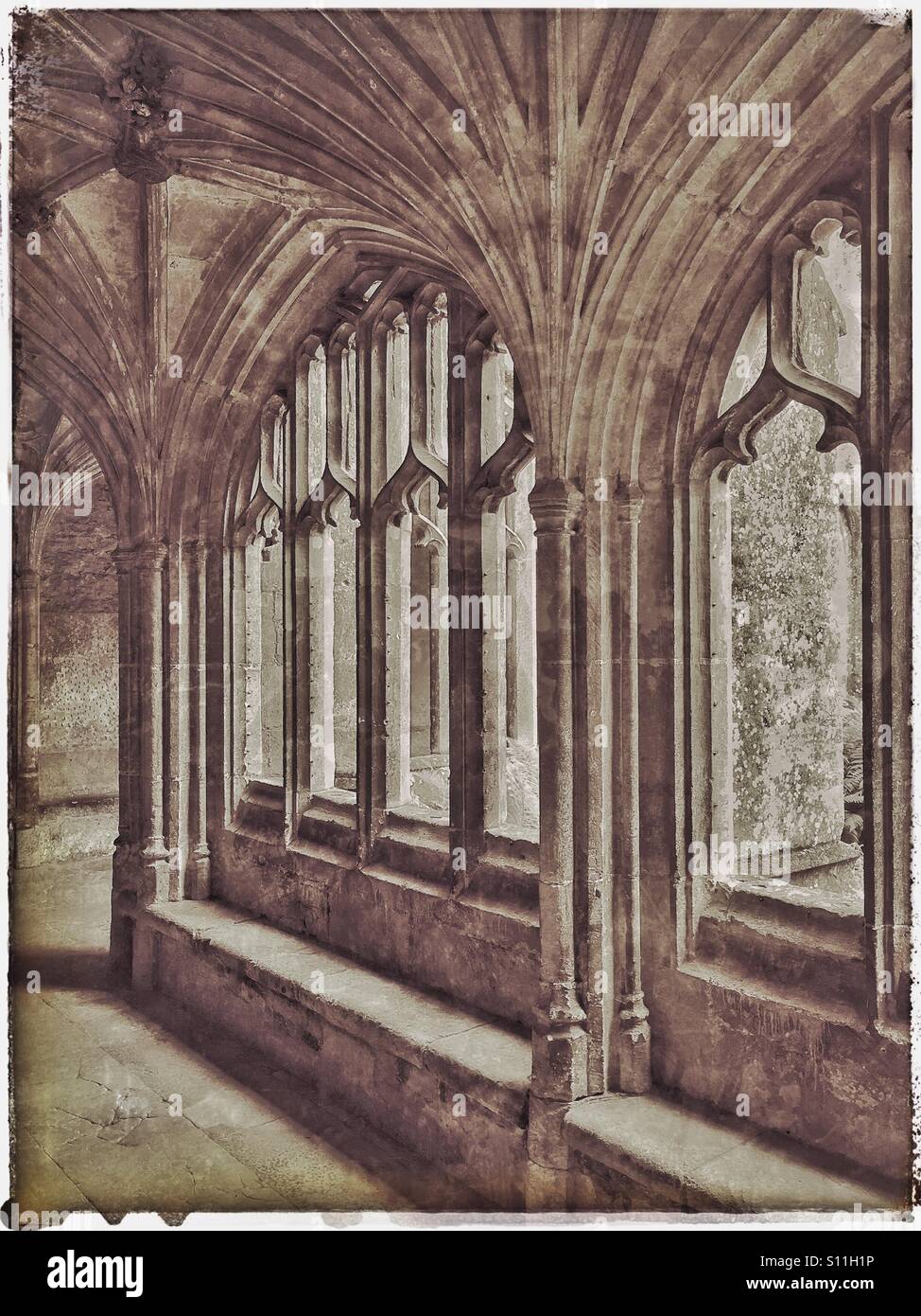 Un effetto di antiquariato fotografia di chiostri area di Lacock Abbey nel Wiltshire, Inghilterra, Regno Unito. Lacock Abbey è a cura del National Trust. Credito foto - © COLIN HOSKINS. Foto Stock