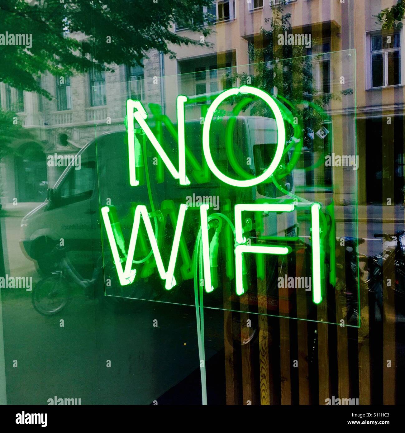 Nessun segno di WiFi nella finestra del negozio Foto Stock