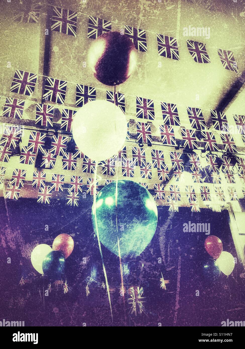 Union Jack Flag con rosso, bianco e blu palloncini decorare una stanza. Regno Unito - Immagine stock catturata con smartphone