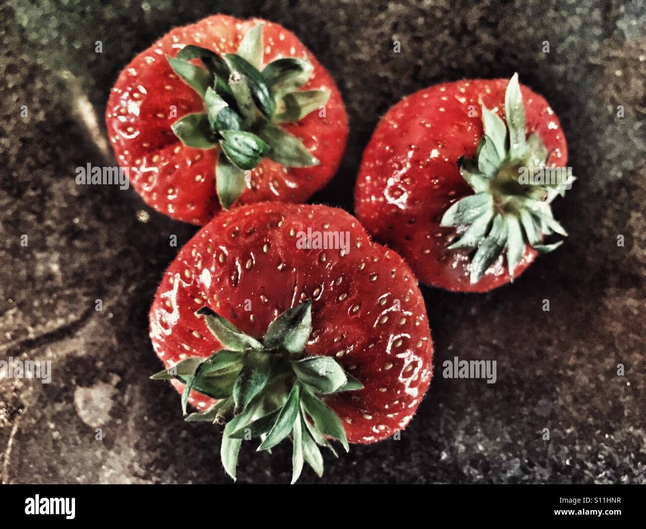 Le fragole su un granito superficie di lavoro. Foto Stock