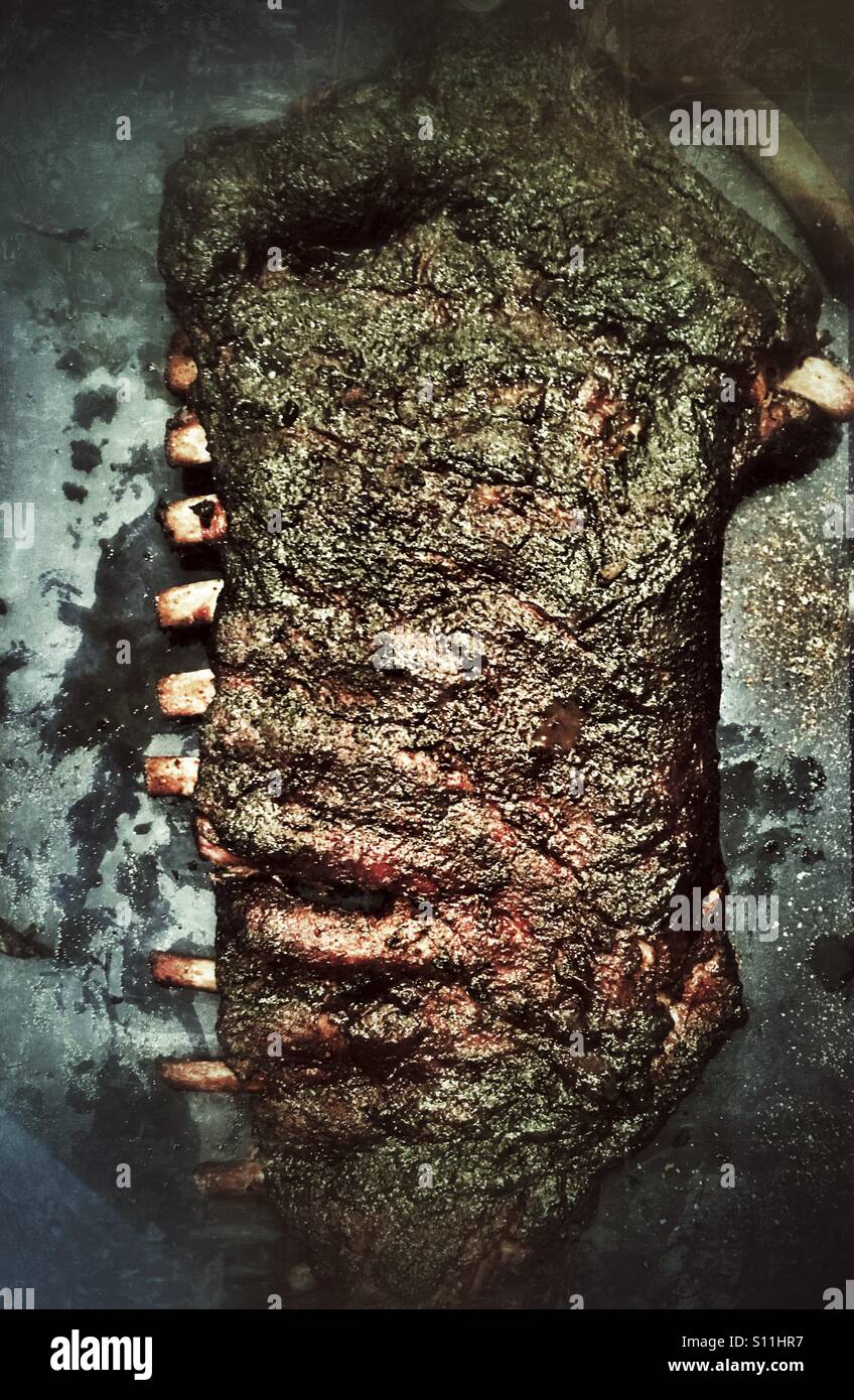 Lato della carne di maiale affumicato costine - Immagine stock catturata con smartphone