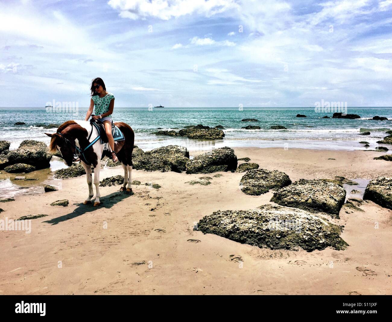 Passeggiata a cavallo in spiaggia di Huahin, Thailandia. Foto Stock