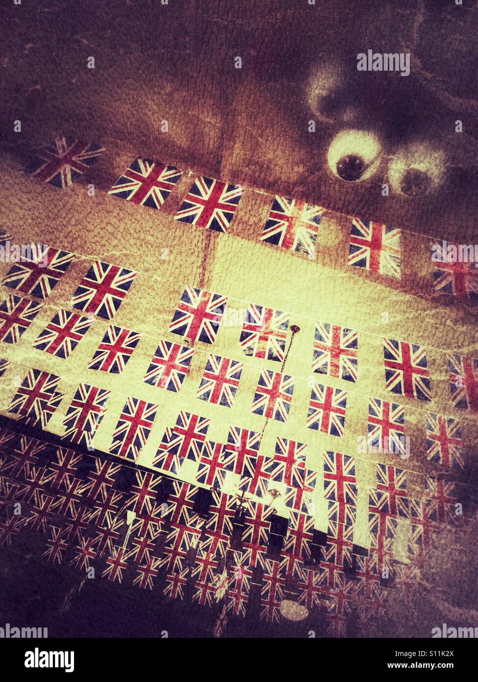 Union Jack flag bunting decorare un soffitto. - Immagine stock catturata con smartphone