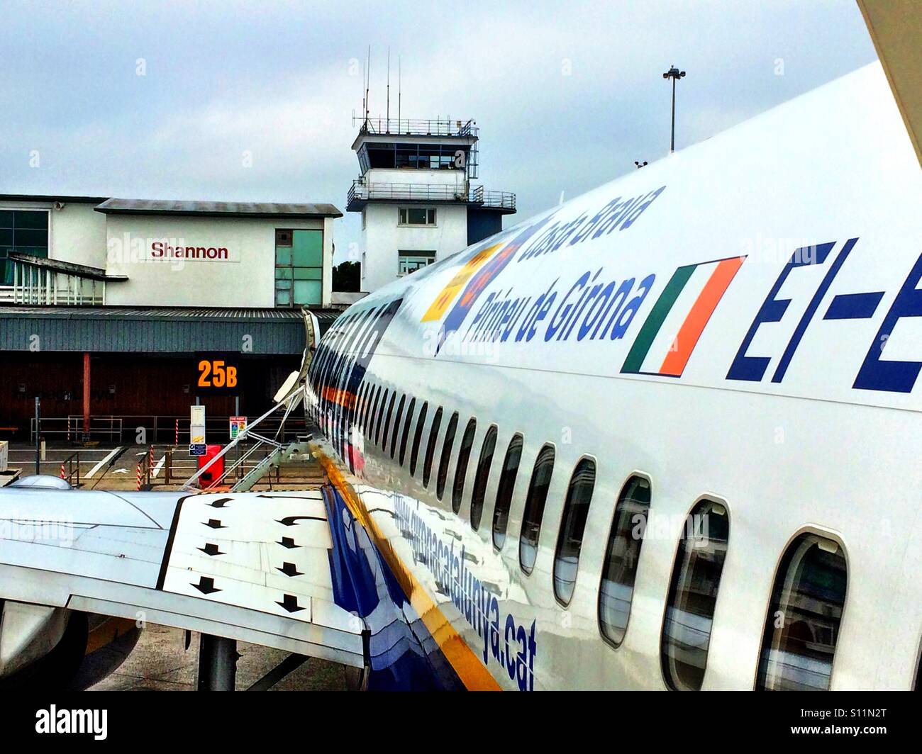 Ryanair e l'aeroporto di Shannon in Irlanda - Immagine stock catturata con smartphone